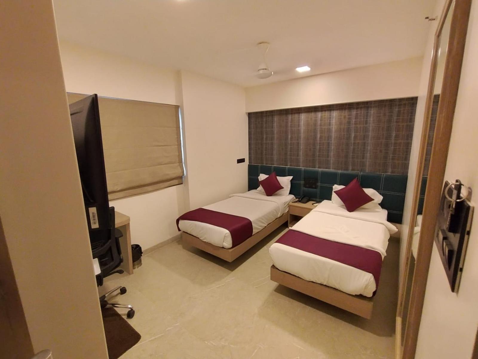 J Hotel And Banquets Bombay Extérieur photo