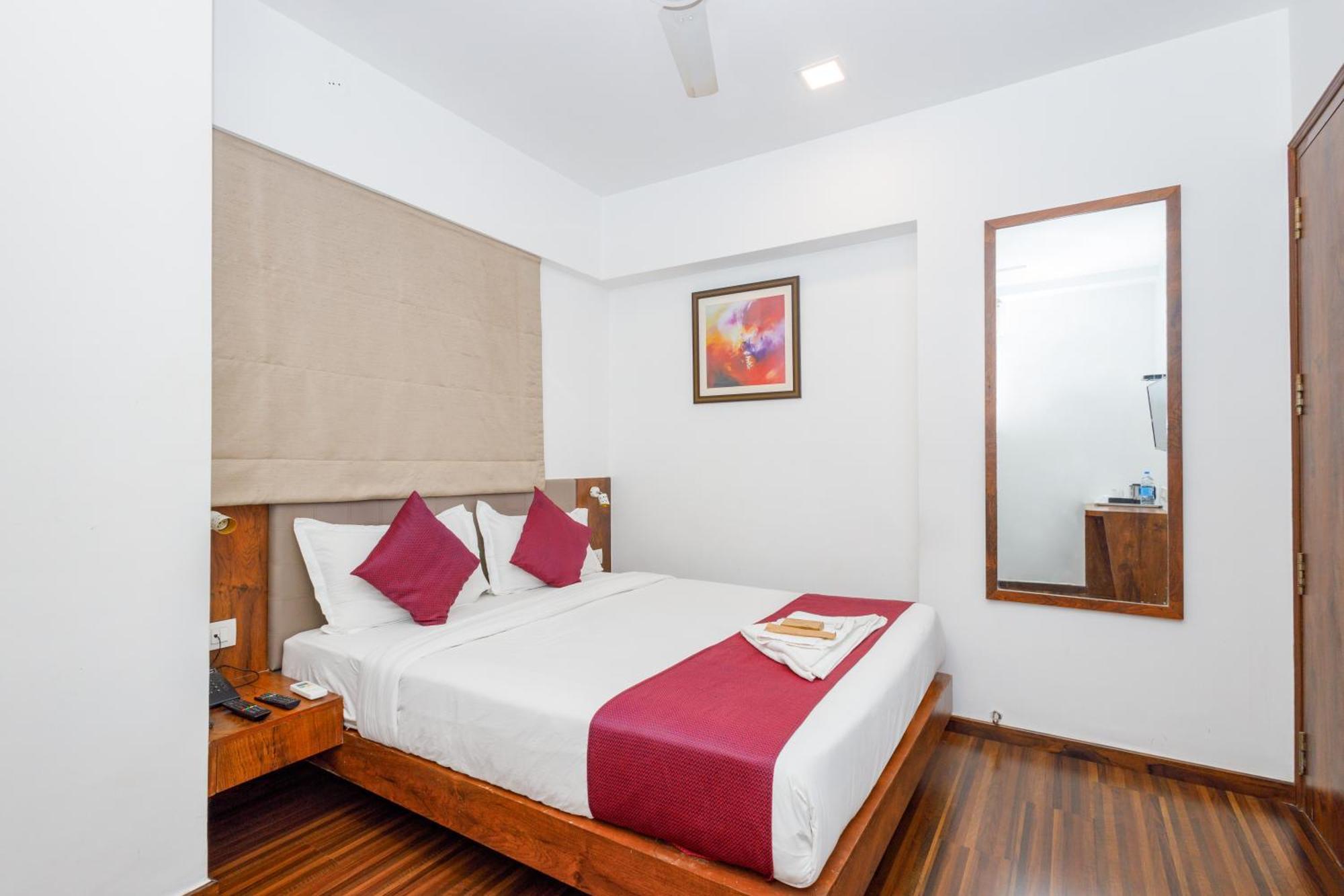 J Hotel And Banquets Bombay Extérieur photo
