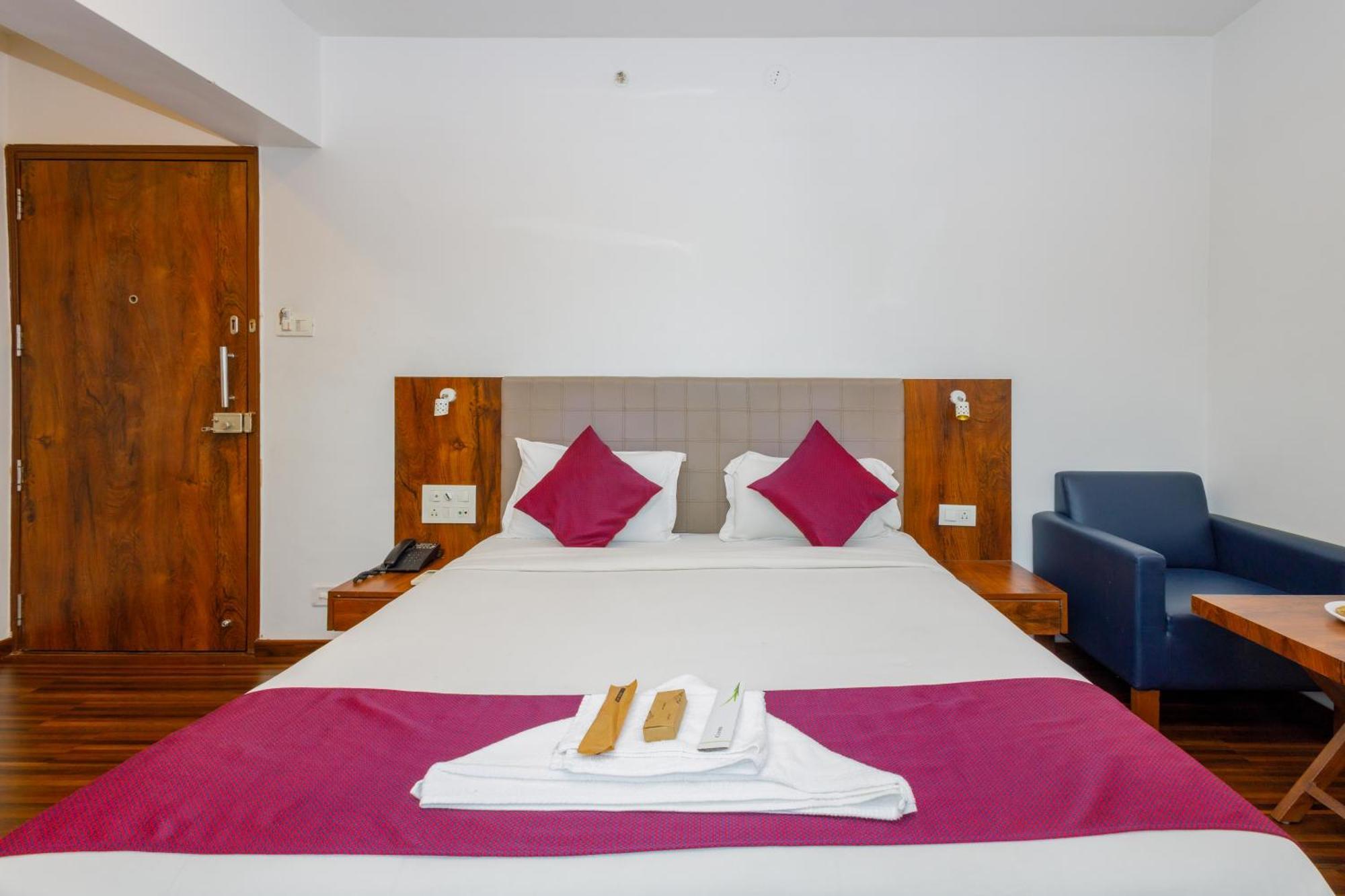 J Hotel And Banquets Bombay Extérieur photo