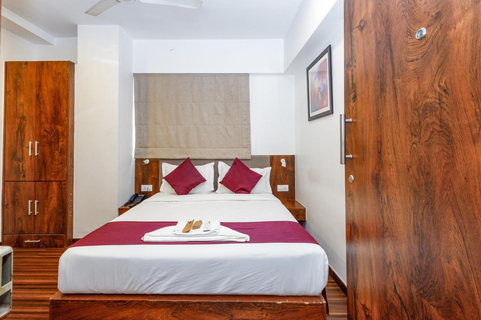 J Hotel And Banquets Bombay Extérieur photo